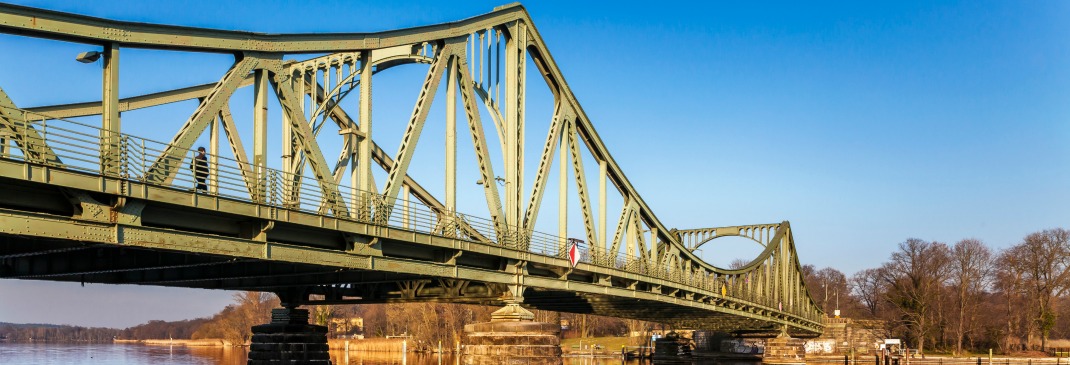 Brücke unter blauem Himmel in Potsdam.